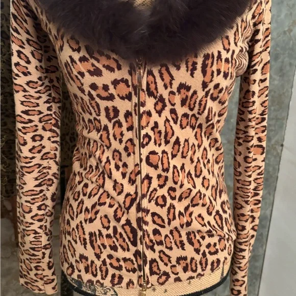 Cache Leopard Print Top with Faux Fur Collar - Picture 4 of 10